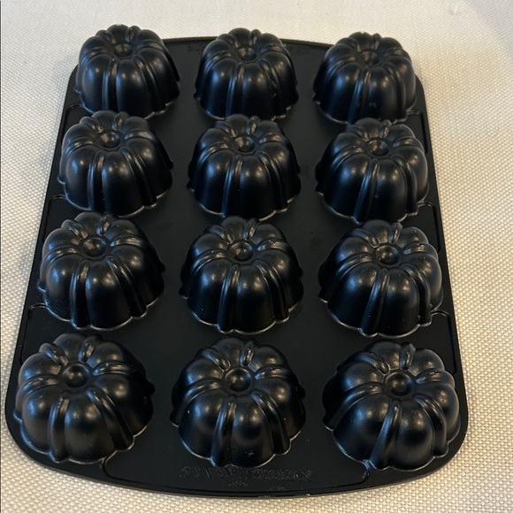 WILLIAMS SONOMA Nordic Ware Mini Bundt Fluted Muffin Pan, NWOT - Picture 2 of 5